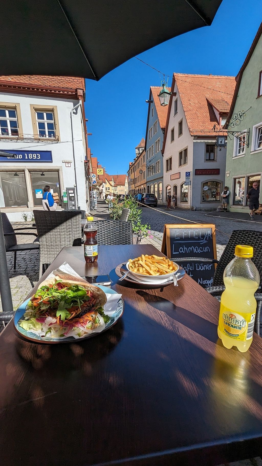 Gedeckter Tisch vor dem Eftelya in der Rödergasse