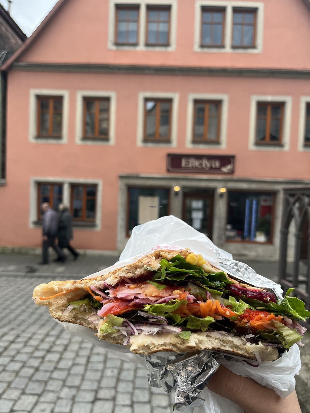 Frisch zubereiteter Eftelya Döner im Fladenbrot