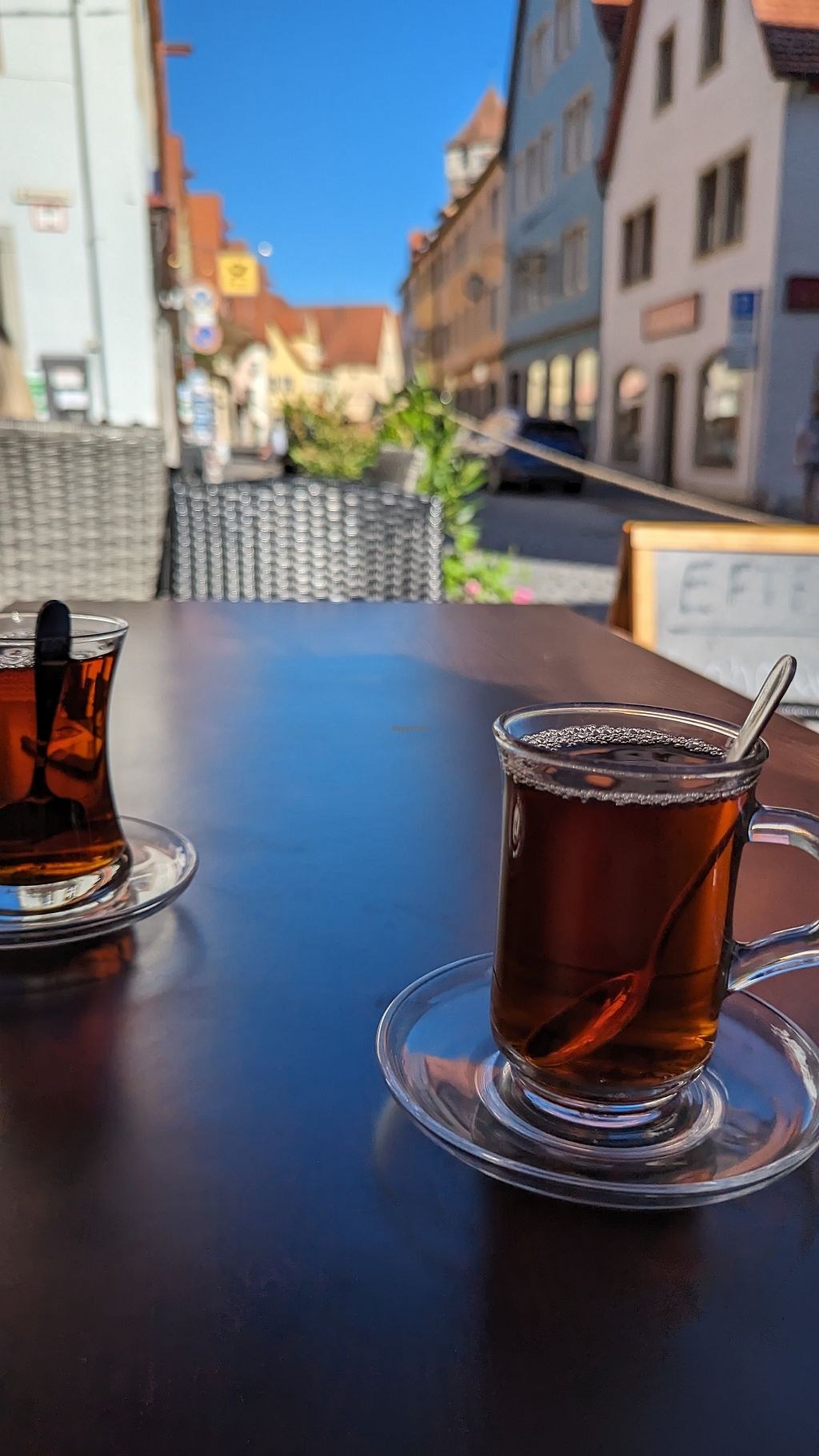 Türkischer Tee im Glas auf dem Tisch
